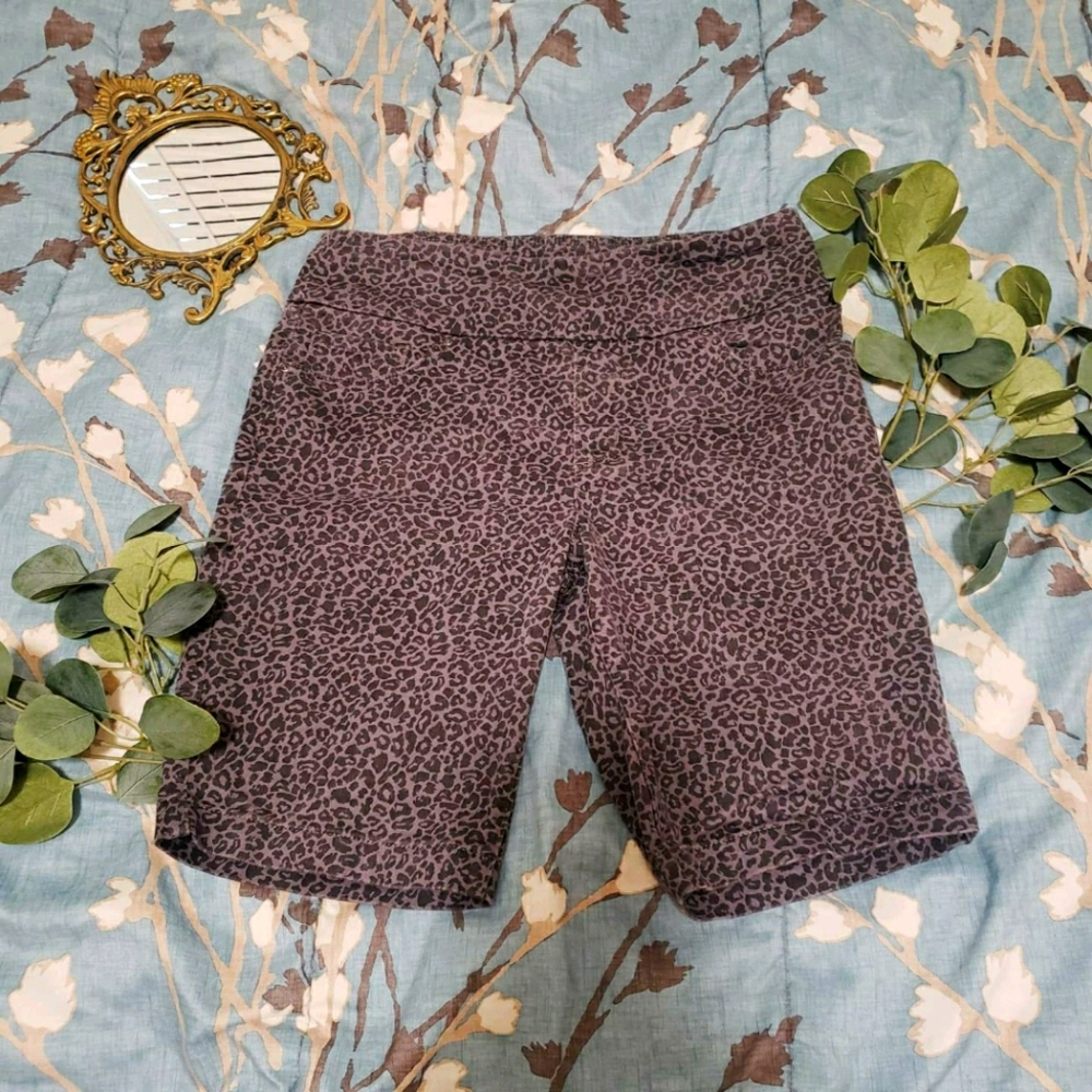 Lee Sculpting Mid-rise Leopard Bermuda Shorts (10)